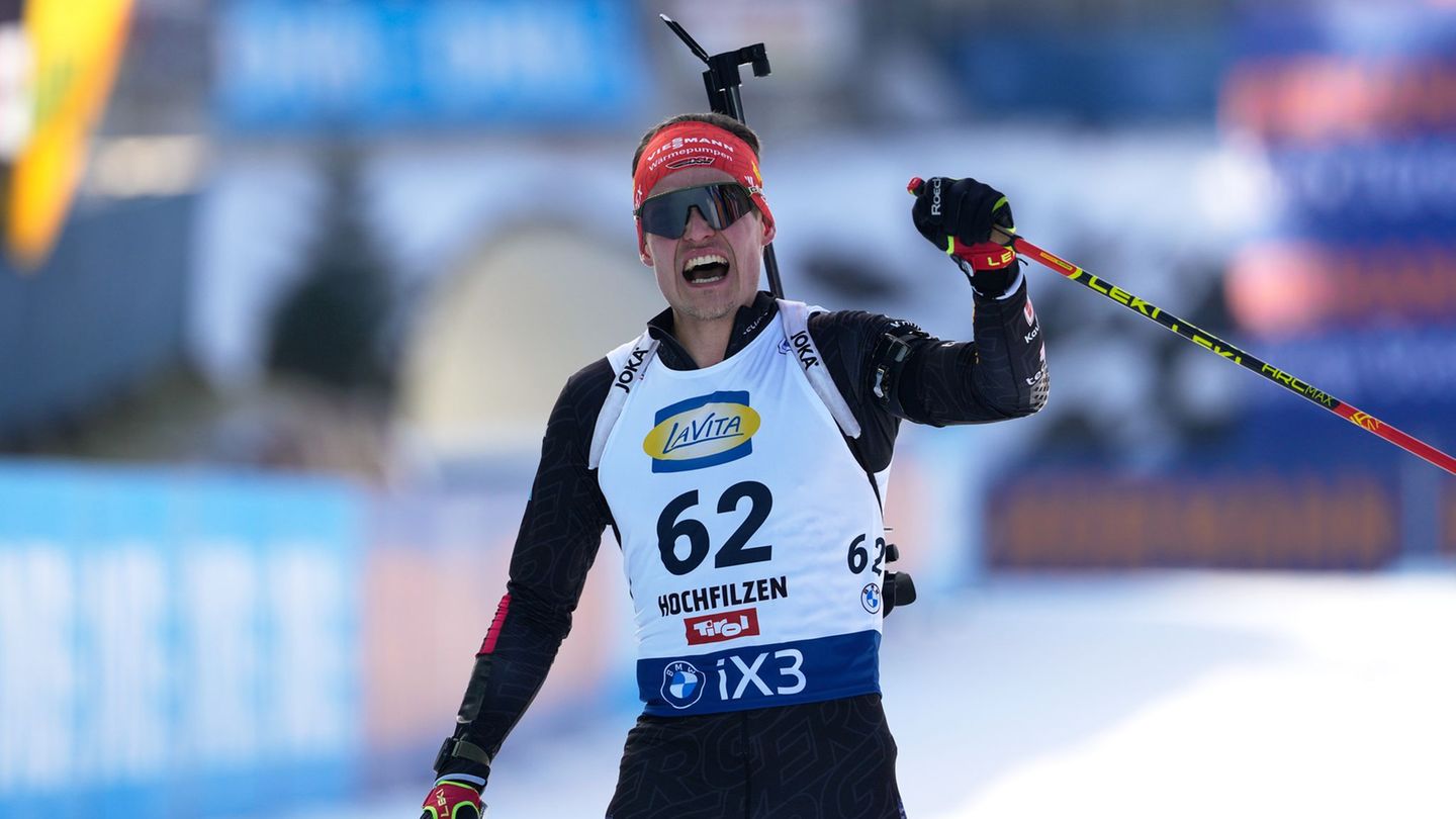 Philipp Horn jubelt über den ersten Podestplatz seiner Karriere. Foto: Matthias Schrader/AP/dpa