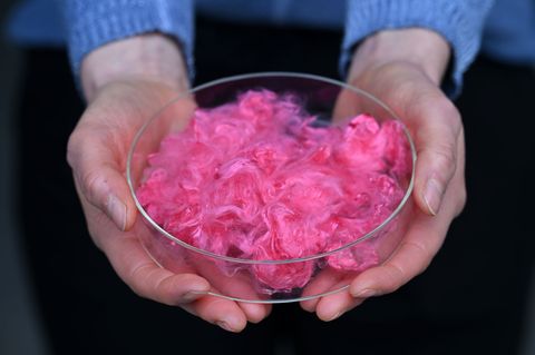 Gefärbte Lyohemp-Fasern werden präsentiert während der Einweihung des "Demonstration and Innovation Center for Textile Circular