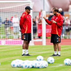 Arbeitet weiter mit Kompany zusammen: Assistenzcoach Maric (r). (Archivbild) Foto: David Inderlied/dpa