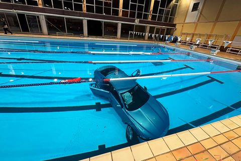 Ein PKW liegt auf dem Grund eines Hallenbadbeckens in Frankreich