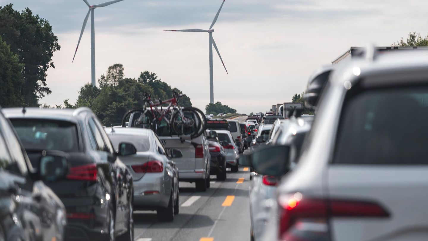 Stau auf der Autobahn: Geht es nach den Deutschen, dürfen auch nach 2035 noch Autos mit Verbrennermotor zugelassen werden