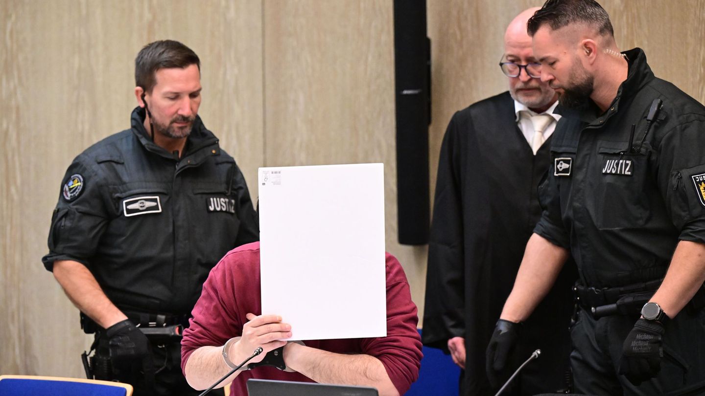 Bei der Fahrt Anfang März war der Angeklagte laut Staatsanwaltschaft gezielt auf Menschen zugefahren. Eine 83-jährige Frau und e