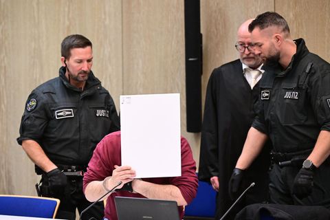 Bei der Fahrt Anfang März war der Angeklagte laut Staatsanwaltschaft gezielt auf Menschen zugefahren. Eine 83-jährige Frau und e