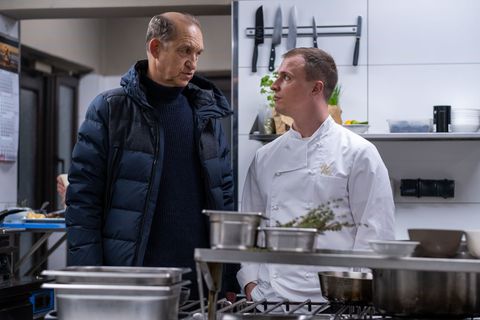 Carl Sievers (Peter Heinrich Brix, links) stattet der Sterneküche des "Voss" einen Besuch ab. Thorben Voss (Tim Kalkhof) soll der neue Inhaber werden.