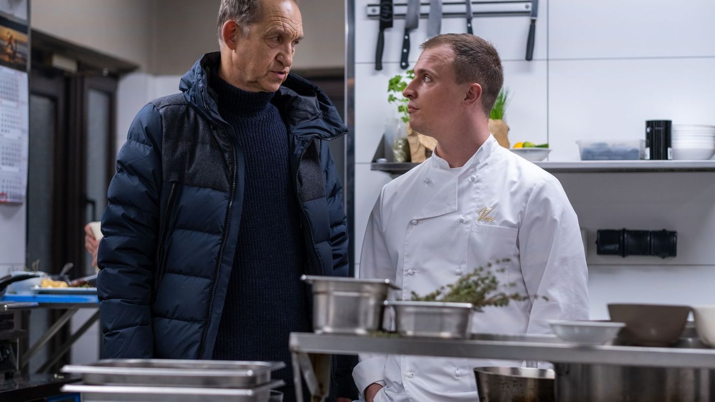 Carl Sievers (Peter Heinrich Brix, links) stattet der Sterneküche des "Voss" einen Besuch ab. Thorben Voss (Tim Kalkhof) soll der neue Inhaber werden.