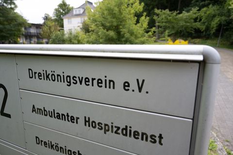 Beim Benefizabend werden Spenden für die Hospizarbeit gesammelt. (Archivbild) Foto: Stefan Sauer/dpa