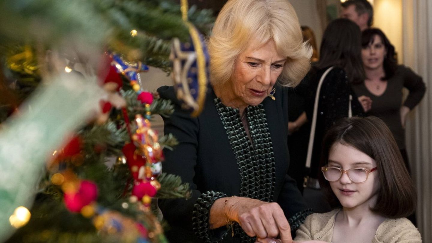 Bereits seit 20 Jahren schmückt Königin Camilla ihren Weihnachtsbaum jeweils gemeinsam mit schwerkranken Kindern.