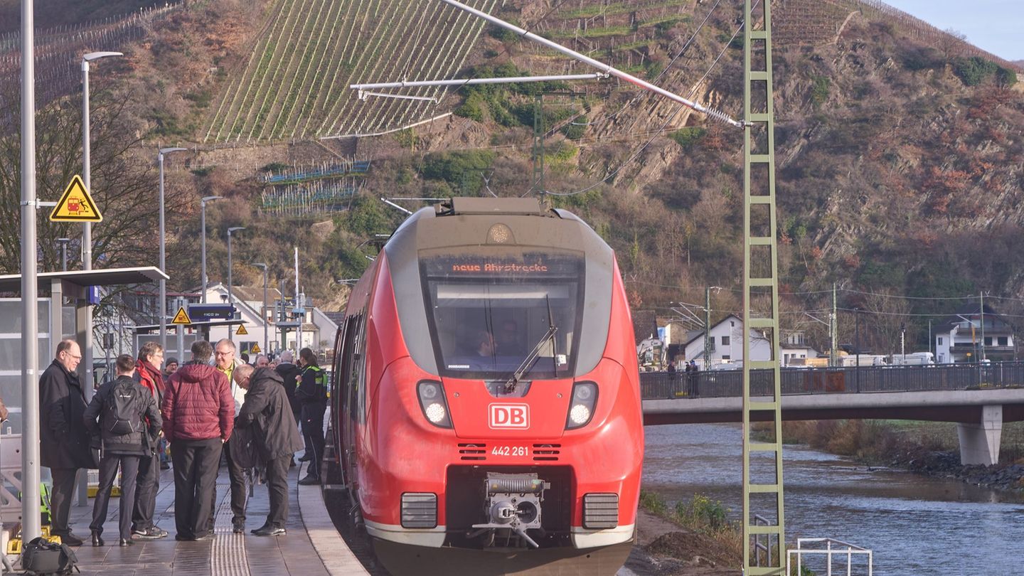 Die Bahn rollt wieder: Ein Zug bei der offiziellen Inbetriebnahme der Gesamtstrecke im Bahnhof Dernau. Foto: Thomas Frey/dpa