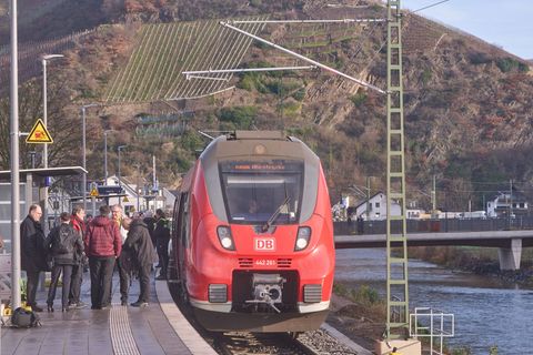 Die Bahn rollt wieder: Ein Zug bei der offiziellen Inbetriebnahme der Gesamtstrecke im Bahnhof Dernau. Foto: Thomas Frey/dpa