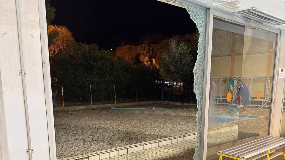 Zersplitterte, kaputte Glasfront eines Hallenbads in Frankreich