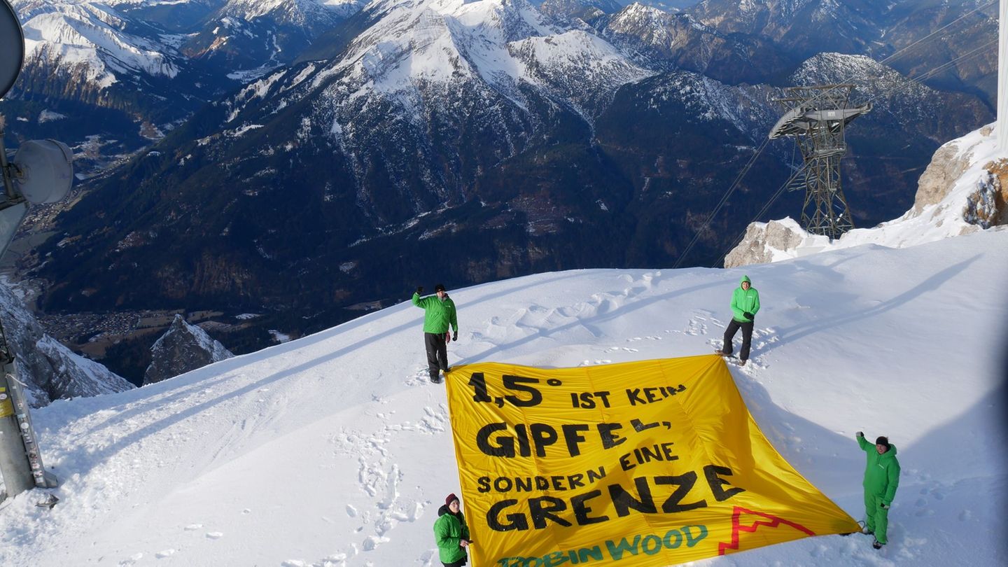 Das Banner auf der Zugspitze. Foto: -/Robin Wood/dpa