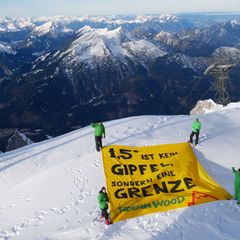 Das Banner auf der Zugspitze. Foto: -/Robin Wood/dpa