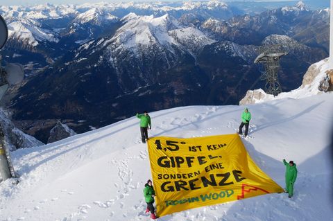 Das Banner auf der Zugspitze. Foto: -/Robin Wood/dpa
