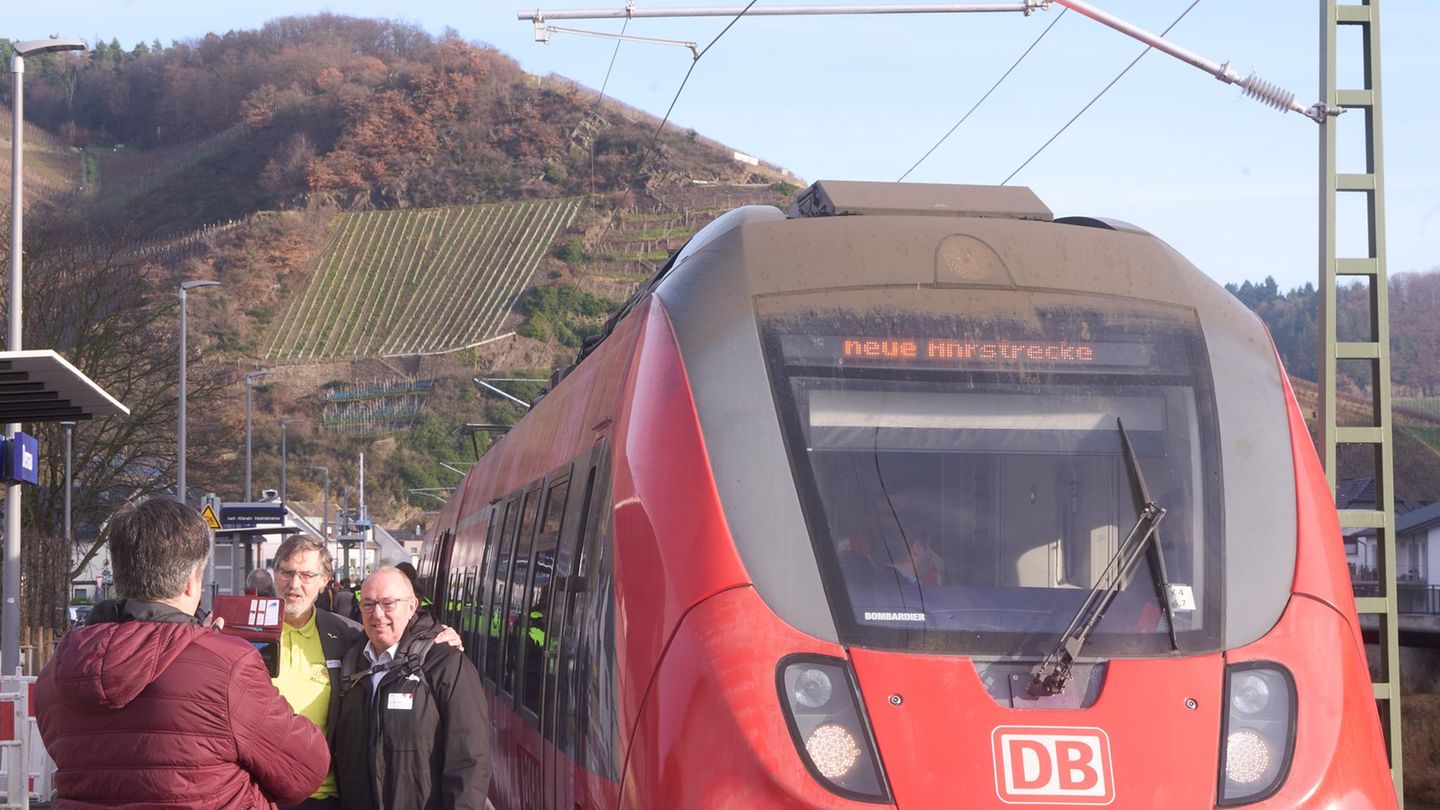 Am Freitag rollte zunächst nur eine Sonderfahrt auf der Ahrtalstrecke, ab Sonntag sind es dann zwei Regionalbahnlinien. Foto: Th