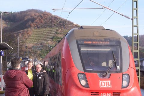 Am Freitag rollte zunächst nur eine Sonderfahrt auf der Ahrtalstrecke, ab Sonntag sind es dann zwei Regionalbahnlinien. Foto: Th