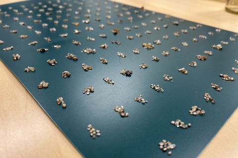 Die Rohdiamanten wurden bei der Einreise entdeckt. (Handout) Foto: -/Zollfahndungsamt Frankfurt am Main/dpa