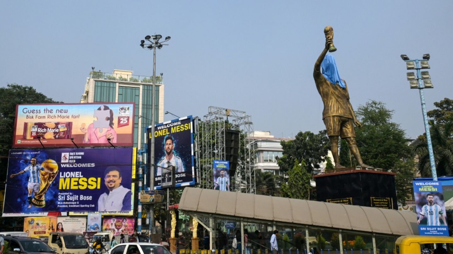 Noch verhülltes Messi-Denkma in Kolkata