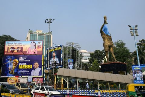 Noch verhülltes Messi-Denkma in Kolkata