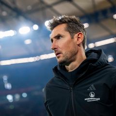 Warnt vor der "Wucht" auf Schalke: Trainer Klose. (Archivbild) Foto: David Inderlied/dpa