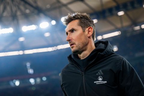 Warnt vor der "Wucht" auf Schalke: Trainer Klose. (Archivbild) Foto: David Inderlied/dpa