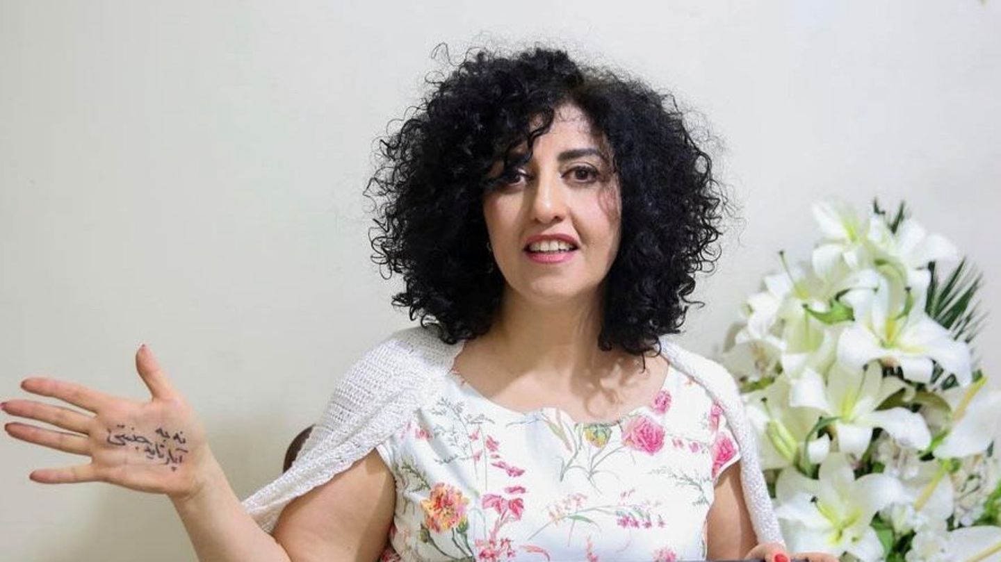 Die iranische Menschenrechtlerin Narges Mohammadi nach ihrer vorübergehenden Entlassung aus dem Gefängnis im Dezember 2024