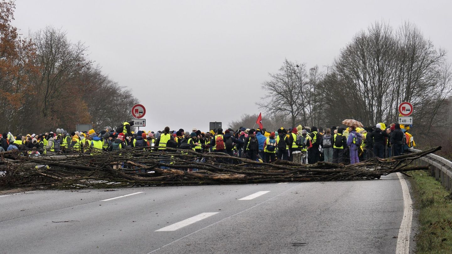 Bei den Anti-AfD-Protesten in Gießen wurden laut Polizei Rettungswege blockiert. Foto: Thomas Naumann/dpa