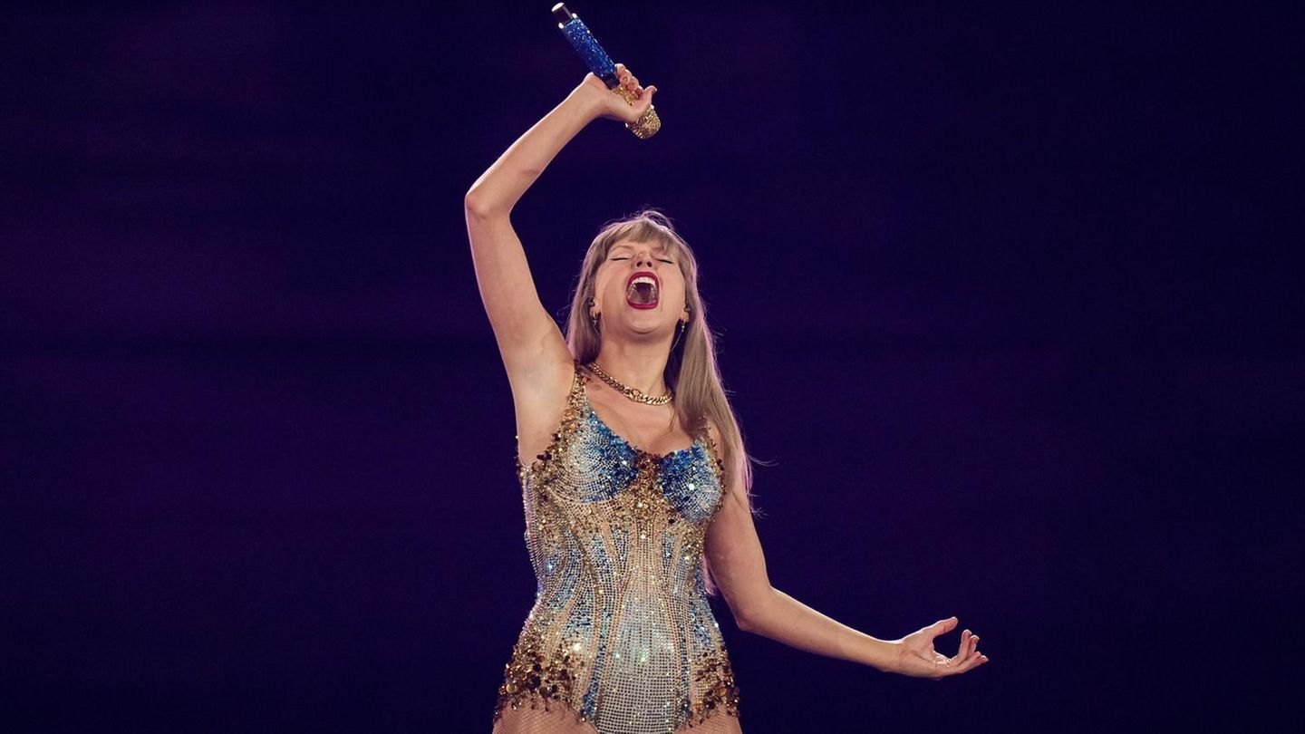 Taylor Swift singt auf der Bühne