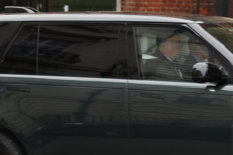 Andrew Mountbatten-Windsor kam heimlich in einem Range Rover an und schlich sich Medienberichten zufolge durch einen Hinterein