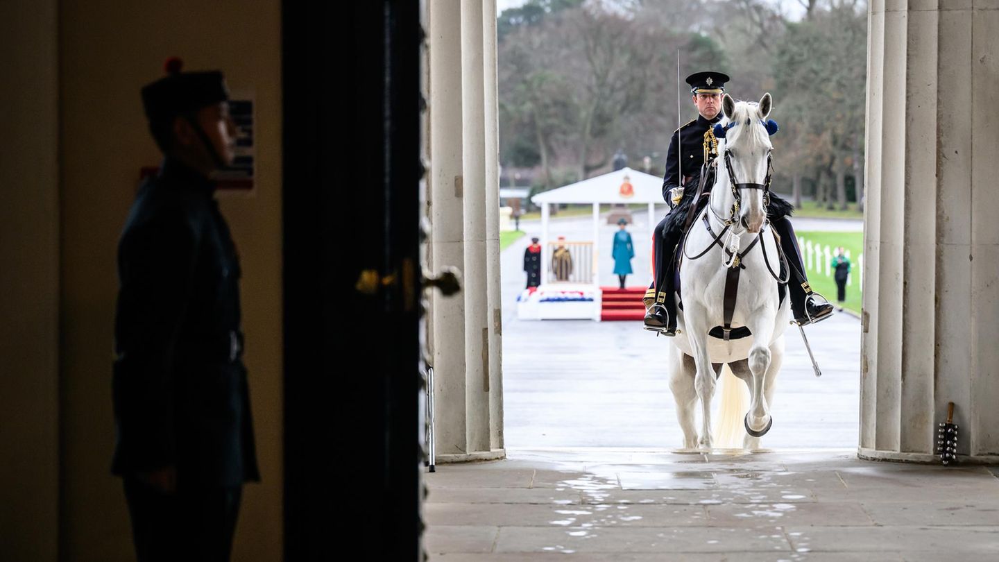 Camberley, England. Akademieadjutant Major Ben Kendall reitet Otto, ein Arbeitspferd der Streitkräfte, nach der Sovereign’s Parade an der Royal Military Academy Sandhurst in das Old-College-Gebäude. Seine Majestät König Karl III. wird bei dieser Parade des von Ihrer Königlichen Hoheit Prinzessin Anne vertreten. Die Parade markiert den Abschluss von 44 Wochen intensiver Ausbildung für die Offiziersanwärter des Lehrgangs 251, die alle ab Mitternacht die Offiziersernennung erhalten