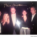 Eine von US-Demokraten veröffentlichte Fotografie, auf der der frühere Präsident Bill Clinton (Mitte) zu sehen ist. An seiner Seite: Ghislaine Maxwell (2. v.r.) und Jeffrey Epstein (r.). Wann das Foto entstanden ist, ist unbekannt