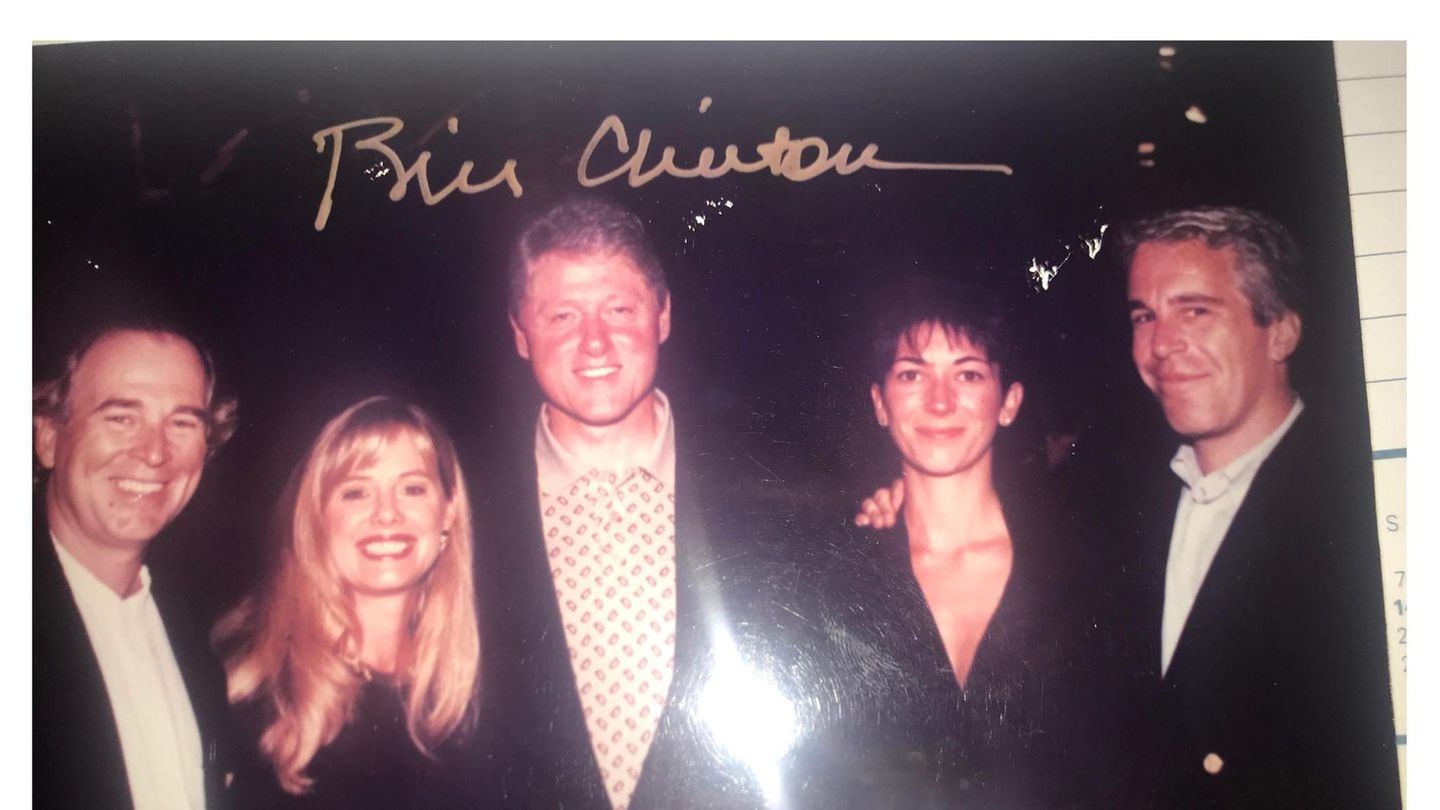 Eine von US-Demokraten veröffentlichte Fotografie, auf der der frühere Präsident Bill Clinton (Mitte) zu sehen ist. An seiner Seite: Ghislaine Maxwell (2. v.r.) und Jeffrey Epstein (r.). Wann das Foto entstanden ist, ist unbekannt
