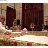 Dieses von den Demokraten im Aufsichtsausschuss des Repräsentantenhauses veröffentlichte Bild zeigt Epstein (l.) an einem Tisch mit dem Filmemacher Woody Allen (r.). Mit am Tisch sitzt eine Frau, deren Gesicht geschwärzt wurde