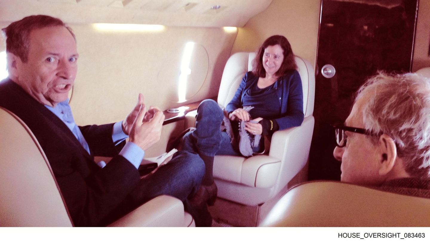 Ein Foto aus einem Privatflugzeug, auf dem offenbar Woody Allen (rechts unten) zu sehen ist