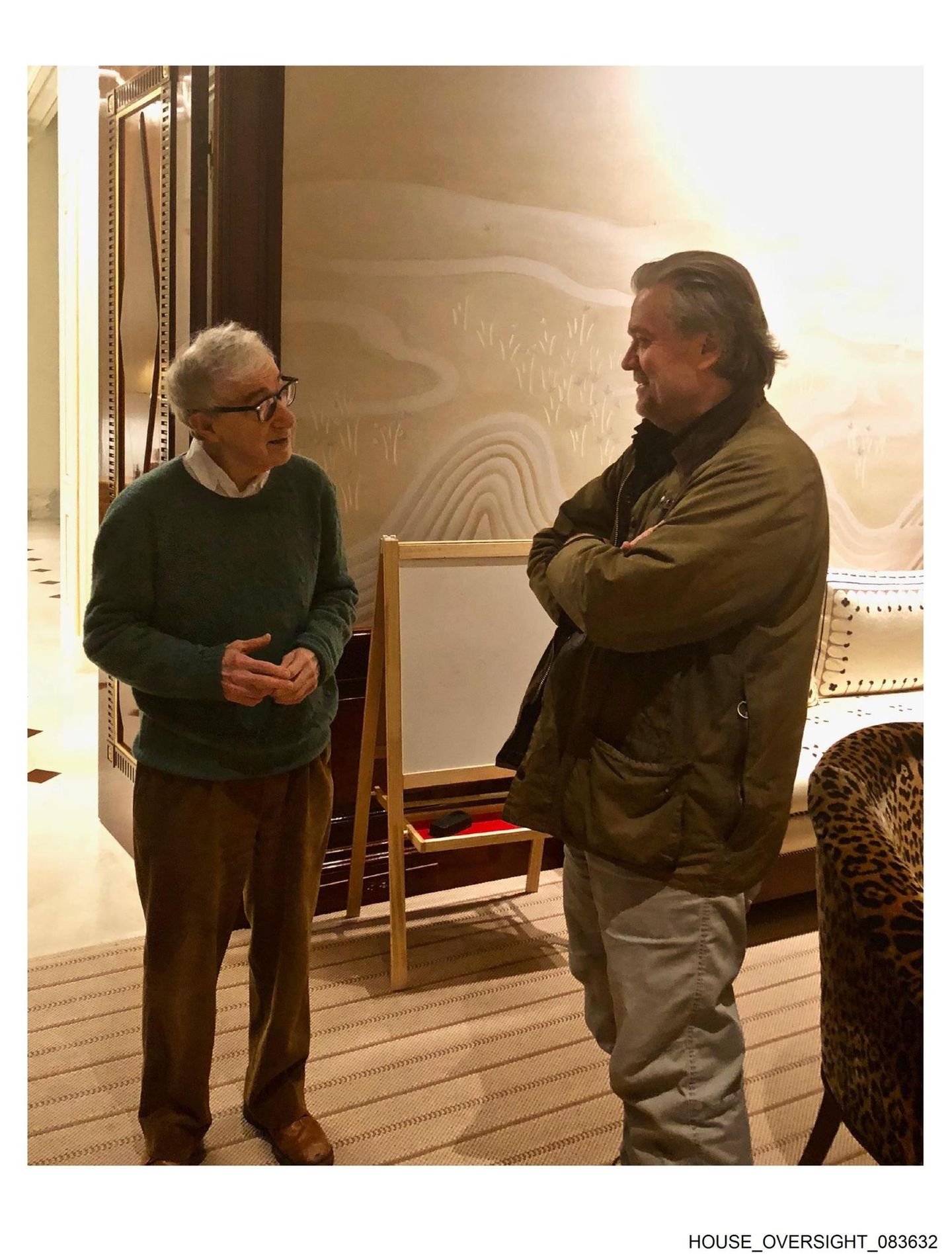 Noch ein Foto mit Woody Allen. Auf dieser Aufnahme unterhält er sich mit Steve Bannon, dem ehemaligen Berater von Donald Trump