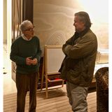Noch ein Foto mit Woody Allen. Auf dieser Aufnahme unterhält er sich mit Steve Bannon, dem ehemaligen Berater von Donald Trump