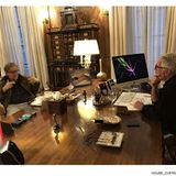 Diese Aufnahme zeigt Bannon, offenbar vertieft in ein Gespräch mit Epstein (r.)