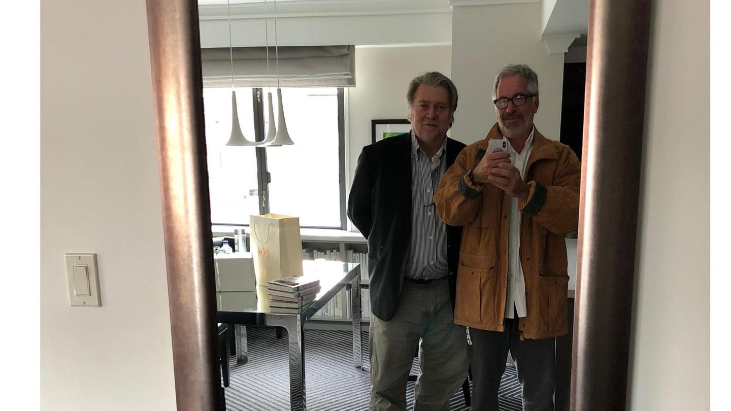 Auch ein gemeinsames Spiegel-Selfie der beiden Männer ist unter den Fotos, die die Demokraten im Aufsichtsausschuss des Repräsentantenhauses veröffentlichten