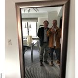 Auch ein gemeinsames Spiegel-Selfie der beiden Männer ist unter den Fotos, die die Demokraten im Aufsichtsausschuss des Repräsentantenhauses veröffentlichten