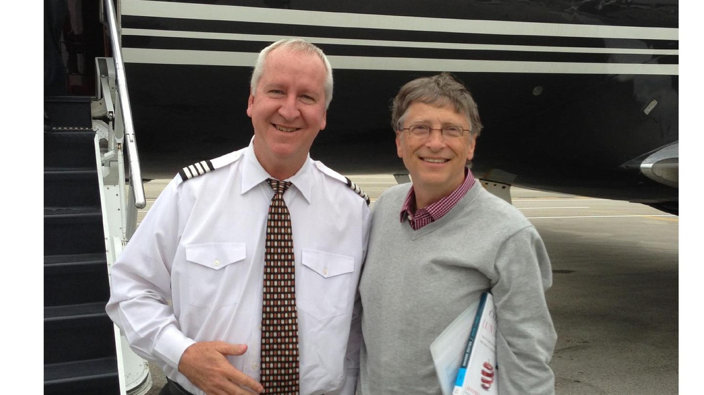 Unter den Fotos befinden sich auch Aufnahmen von Microsoft-Gründer Bill Gates, hier zu sehen mit einem unbekannten Piloten vor einem Privatjet