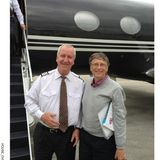 Unter den Fotos befinden sich auch Aufnahmen von Microsoft-Gründer Bill Gates, hier zu sehen mit einem unbekannten Piloten vor einem Privatjet
