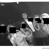 Dass US-Präsident Donald Trump Kontakt zum Sexualstraftäter Jeffrey Epstein hatte, ist bekannt. Auch Trump taucht in Fotos auf, die die Demokraten im Aufsichtsausschuss des Repräsentantenhauses veröffentlichten. Hier wird er von sechs jungen Frauen flankiert, ihre Gesichter sind geschwärzt