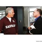 Jeffrey Epstein mit dem Juristen und Publizisten Alan Dershowitz auf einem vom House Oversight Committee veröffentlichten Foto