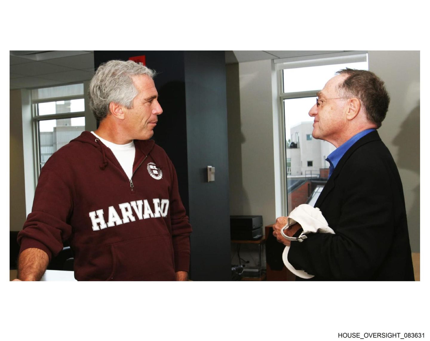 Jeffrey Epstein mit dem Juristen und Publizisten Alan Dershowitz auf einem vom House Oversight Committee veröffentlichten Foto