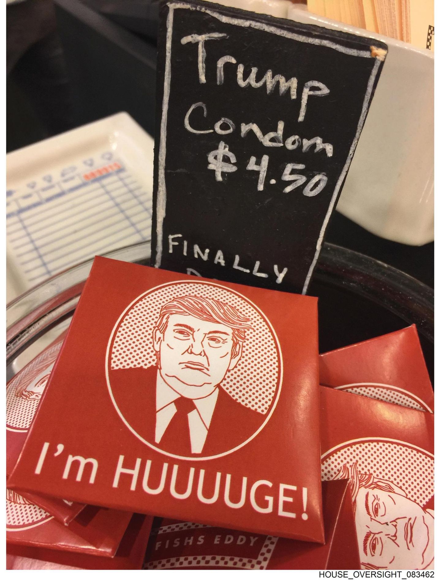 Ein "Trump-Kondom", auf dem das Konterfei des Republikaners abgebildet ist, flankiert von dem Spruch "I'm HUUUUGE!" – auf Deutsch in etwa "Ich bin Riesig!". Auf einem Schild steht auch der Preis für das Präservativ: 4.50 US-Dollar