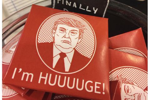 Ein "Trump-Kondom", auf dem das Konterfei des Republikaners abgebildet ist, flankiert von dem Spruch "I'm HUUUUGE!" – auf Deutsch in etwa "Ich bin Riesig!". Auf einem Schild steht auch der Preis für das Präservativ: 4.50 US-Dollar