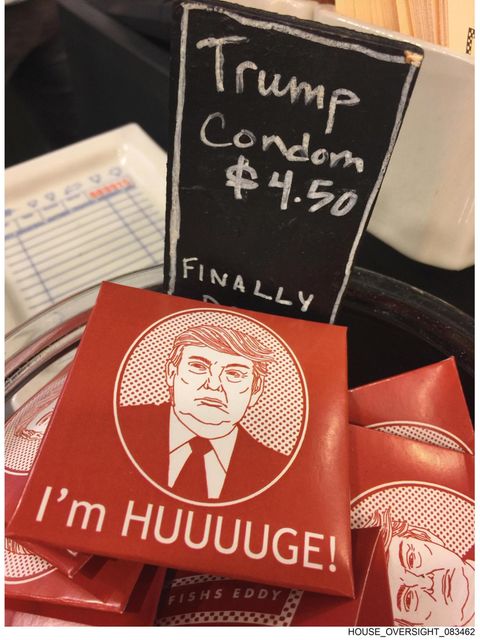 Ein "Trump-Kondom", auf dem das Konterfei des Republikaners abgebildet ist, flankiert von dem Spruch "I'm HUUUUGE!" – auf Deutsch in etwa "Ich bin Riesig!". Auf einem Schild steht auch der Preis für das Präservativ: 4.50 US-Dollar