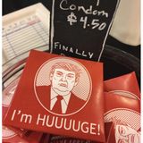 Ein "Trump-Kondom", auf dem das Konterfei des Republikaners abgebildet ist, flankiert von dem Spruch "I'm HUUUUGE!" – auf Deutsch in etwa "Ich bin Riesig!". Auf einem Schild steht auch der Preis für das Präservativ: 4.50 US-Dollar