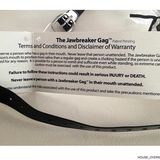 Diese Foto zeigt offenbar einen "Beipackzettel" für den "Jawbreaker Gag", also den "Kiefernbrecher-Knebel". Es wird davor gewarnt, Menschen, die den Knebel nutzen, unbeaufsichtigt zu lassen, da der "Jawbreaker Gag" für mehr Speichelfluss führe, was zu Erstickung führen könne. "Die Nichtbeachtung dieser Anweisungen kann zu schweren VERLETZUNGEN oder zum TOD führen", steht als Warnung darunter