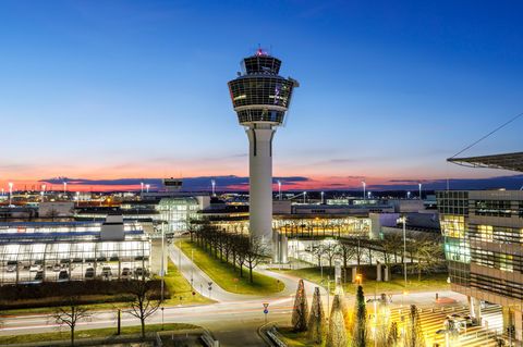 Flughafen München in der Dämmerung