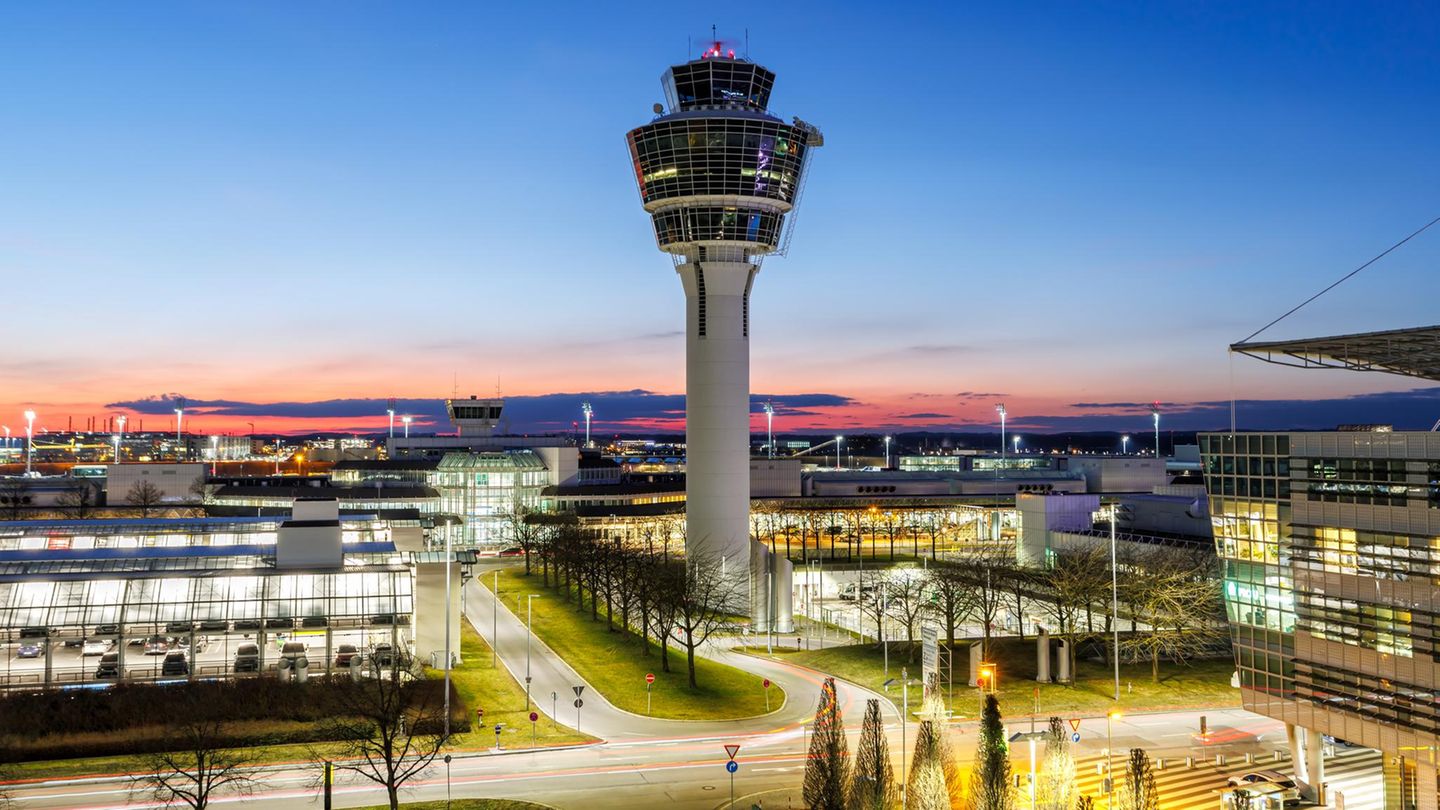 Flughafen München in der Dämmerung